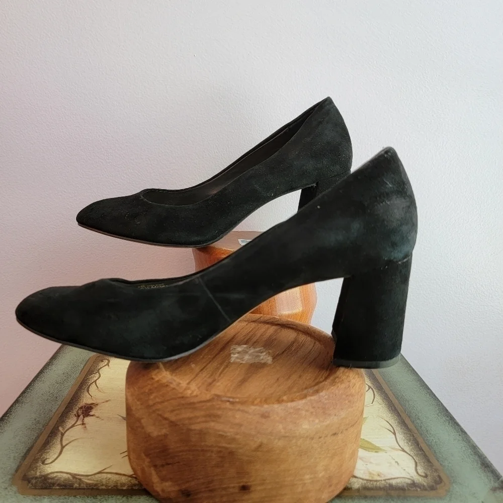 Saks Fifth Ave Galent Black Suede Pump Size 6 1/2